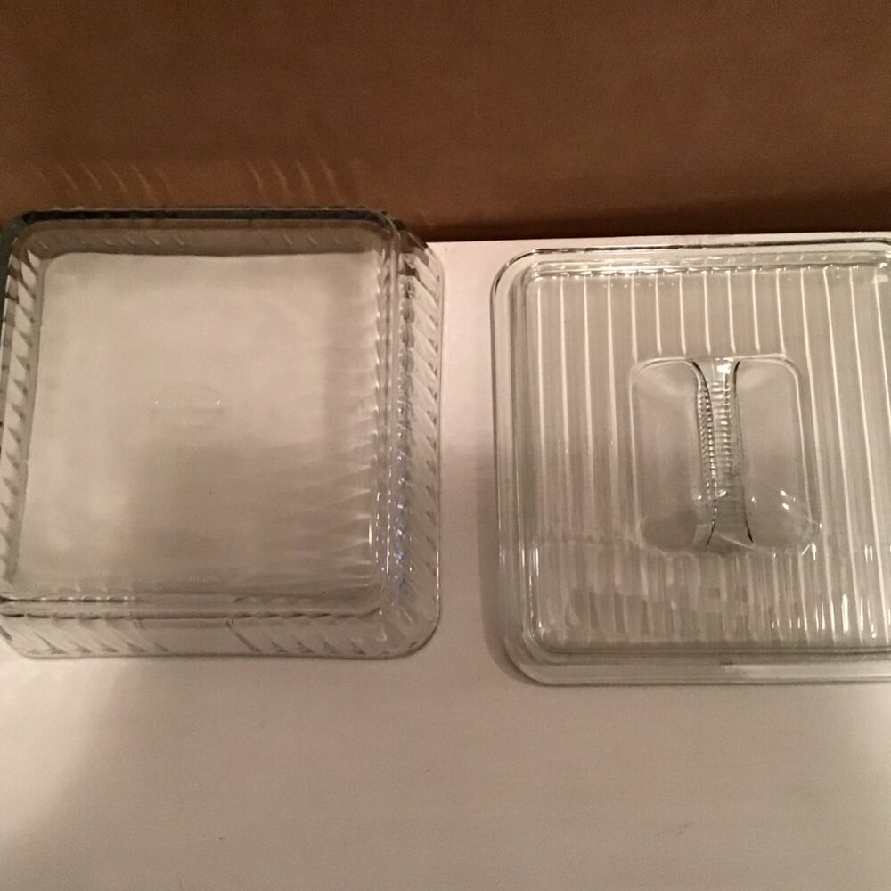 Anchor Hocking glass fridge box with lid - Picture 2 of 3